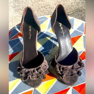NWOT Elizabeth and James Stella Ruffled Suede Pump heels, Size 7.5, brown/grey